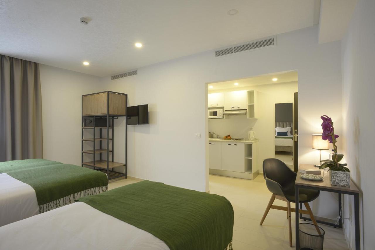 Maia Apartahotel