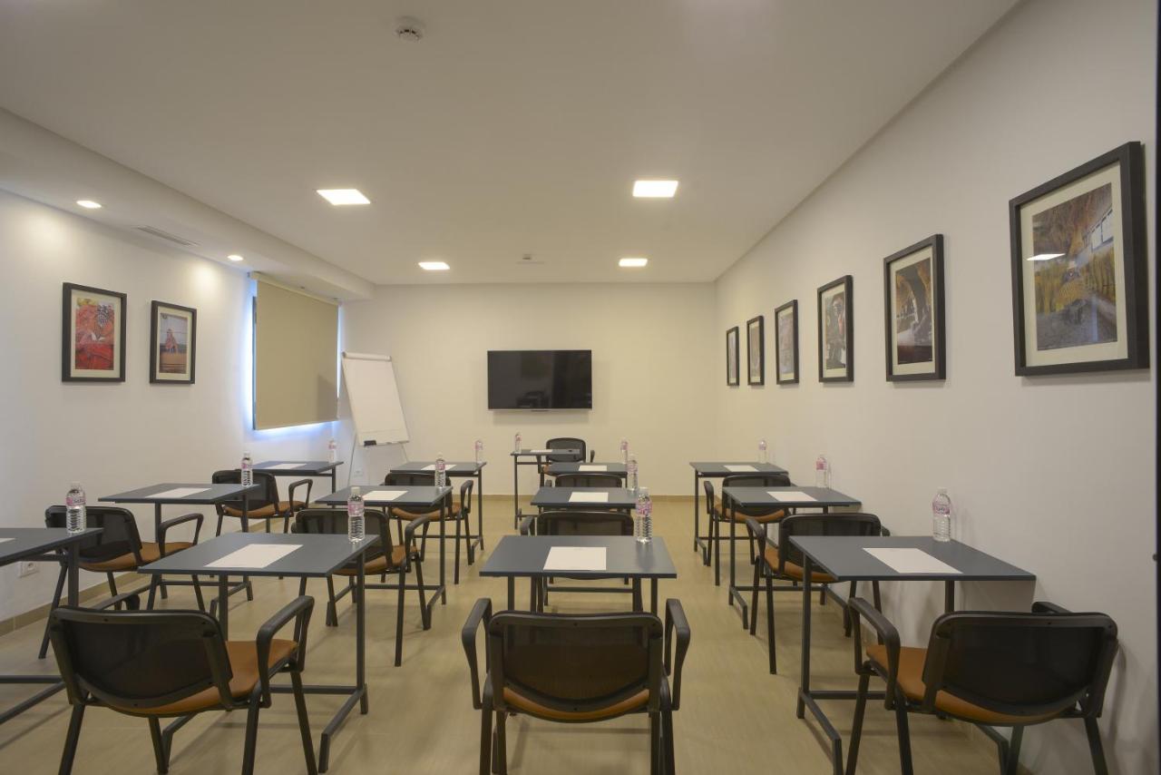 Maia Apartahotel